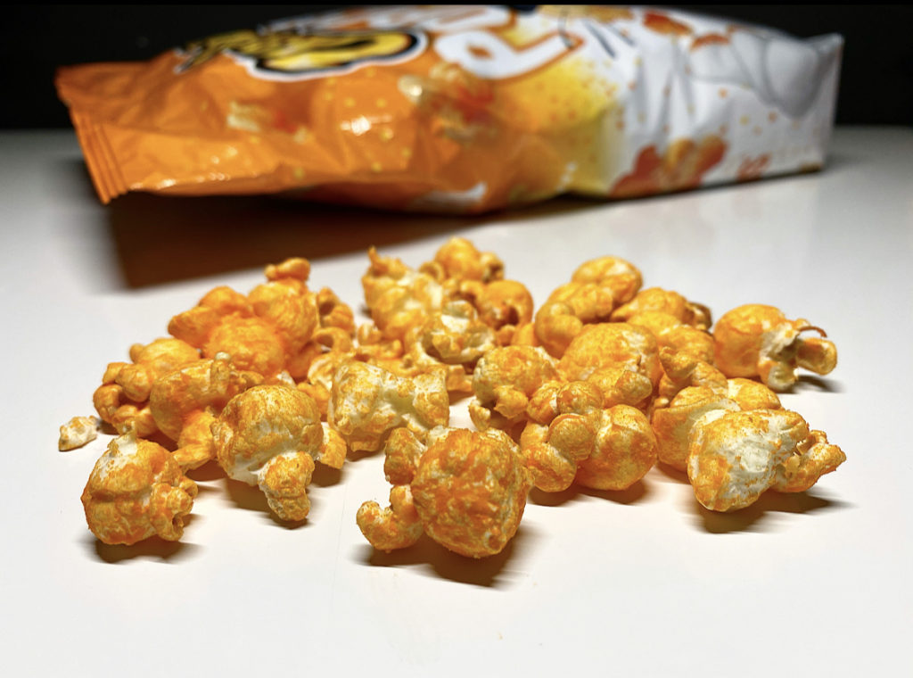Cheetos Crunchy chega ao Brasil em duas edições: Super Cheddar e