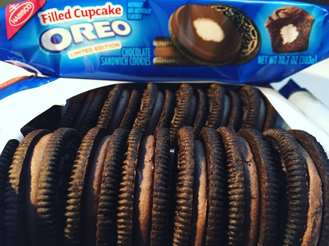 REVIEW Nabisco Filled Cupcake Oreos Junk Banter