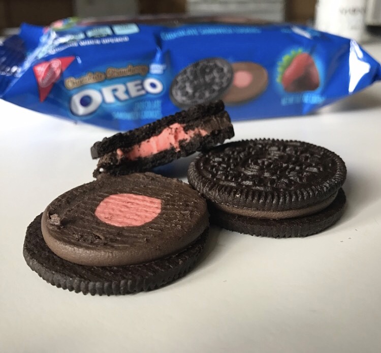 REVIEW: Nabisco Chocolate Strawberry Oreos - Junk Banter